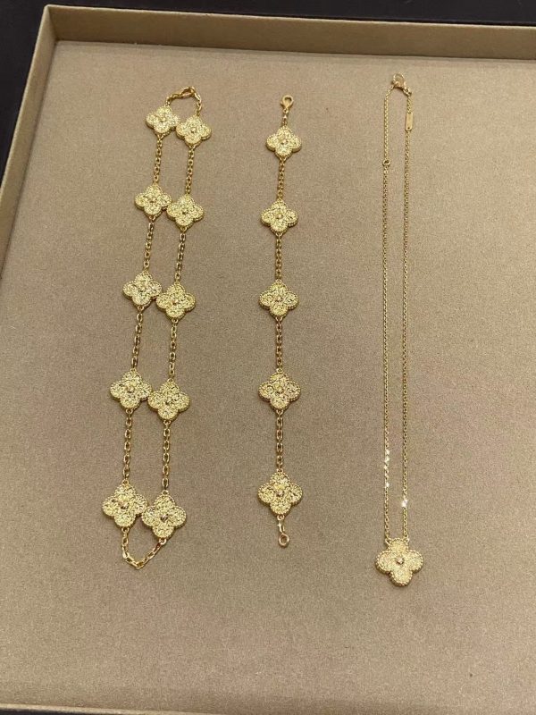 hammered bracelet/necklace/earing)